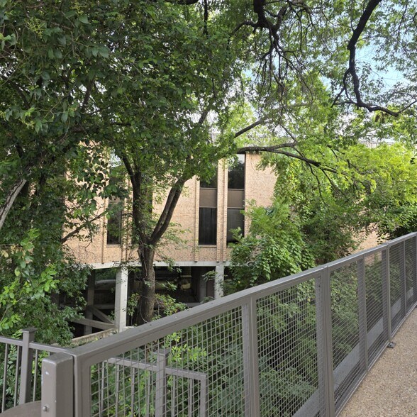More Photos Of 1524 S Interstate 35 S, Austin Office For Lease