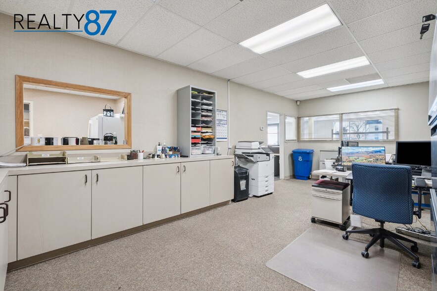 More Photos Of 724 3rd Ave SE, Cedar Rapids Freestanding For Lease