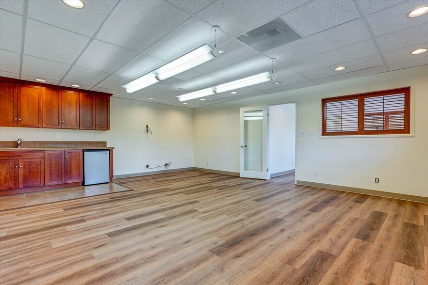 More Photos Of 7448 Deering Ave, Canoga Park Industrial For Sale