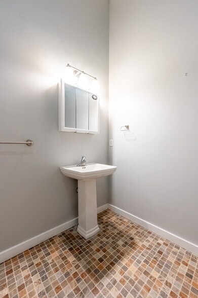 More Photos Of 211 Jetway, Belgrade Industrial For Sale