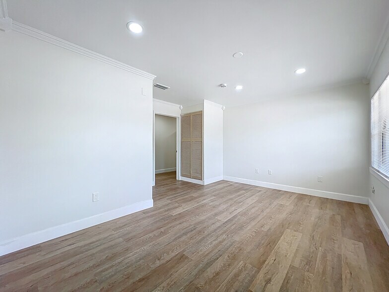 More Photos Of 507 East St, Longwood Office Residential For Lease