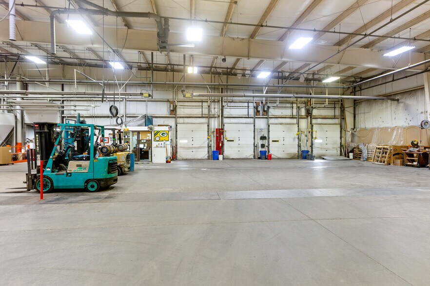 More Photos Of 531 N 8th St, Medford Distribution For Sale