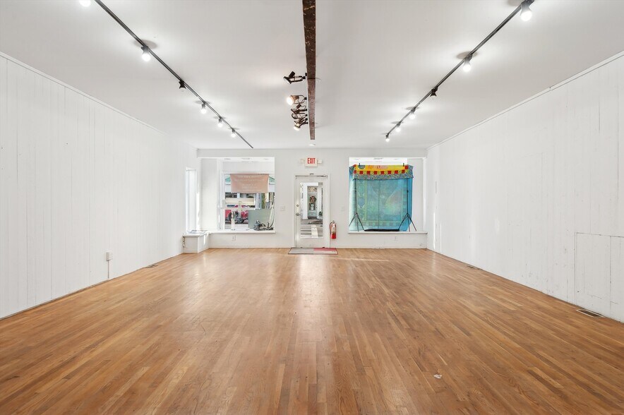 More Photos Of 67 Jobs Ln, Southampton Storefront For Lease