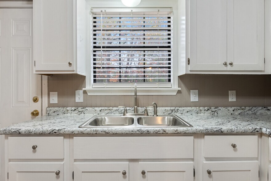 More Photos Of 16 Linder Rd, Greenbrier Apartments For Sale