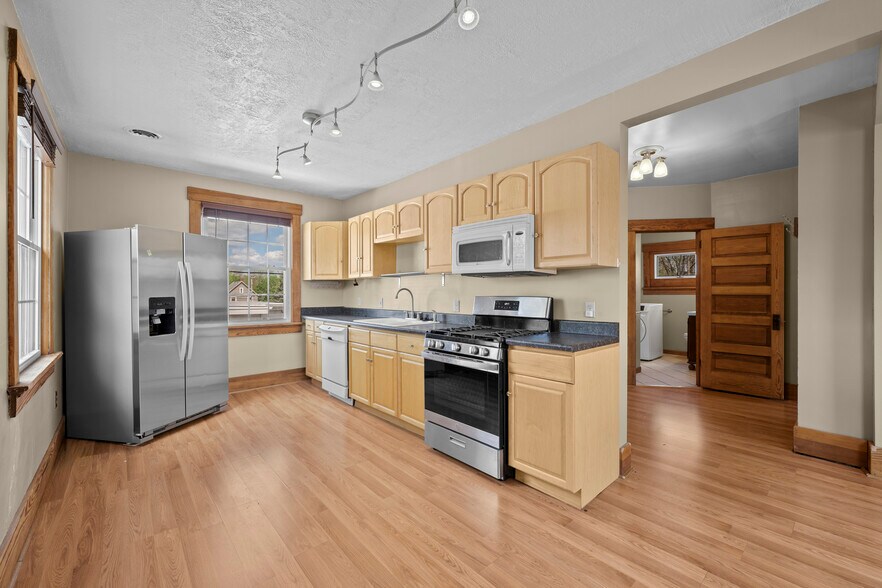 More Photos Of 832 S Main St, Canton Specialty For Sale