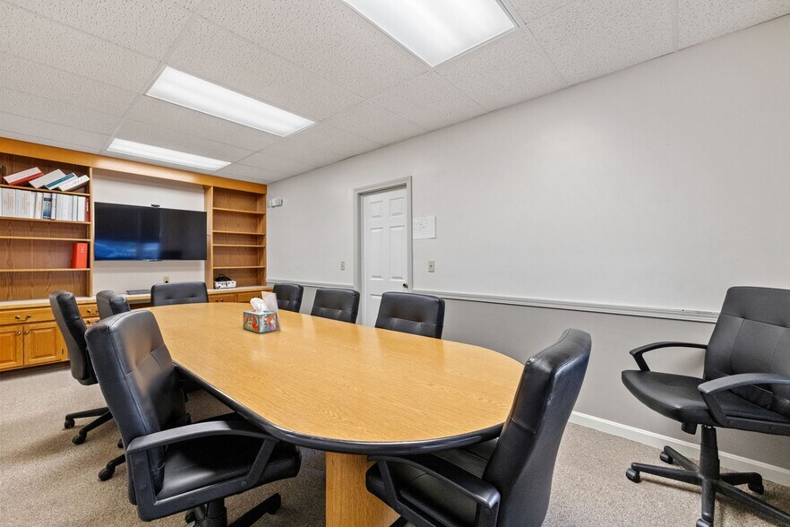 More Photos Of 214 Lake St, Bristol Office For Sale