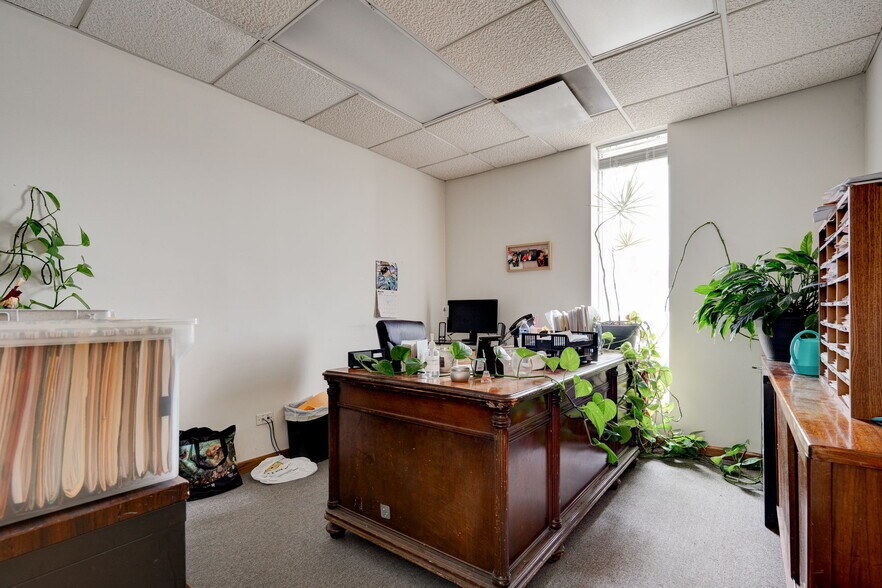 More Photos Of 17585 S Paxton Ave, Lansing Light Distribution For Sale