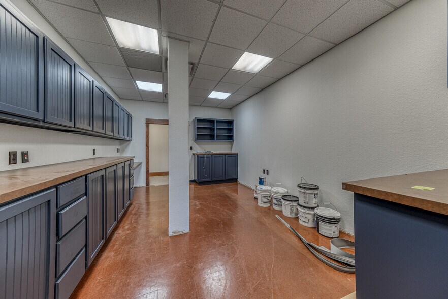 More Photos Of 1916 Martin Dr, Weatherford Office For Lease