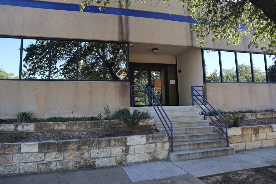 More Photos Of 8609 Cross Park Dr, Austin Office For Lease