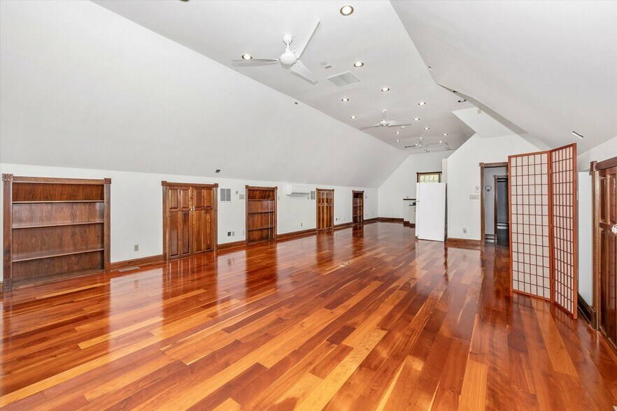 More Photos Of 806 Park Ave, Mount Airy Office For Sale
