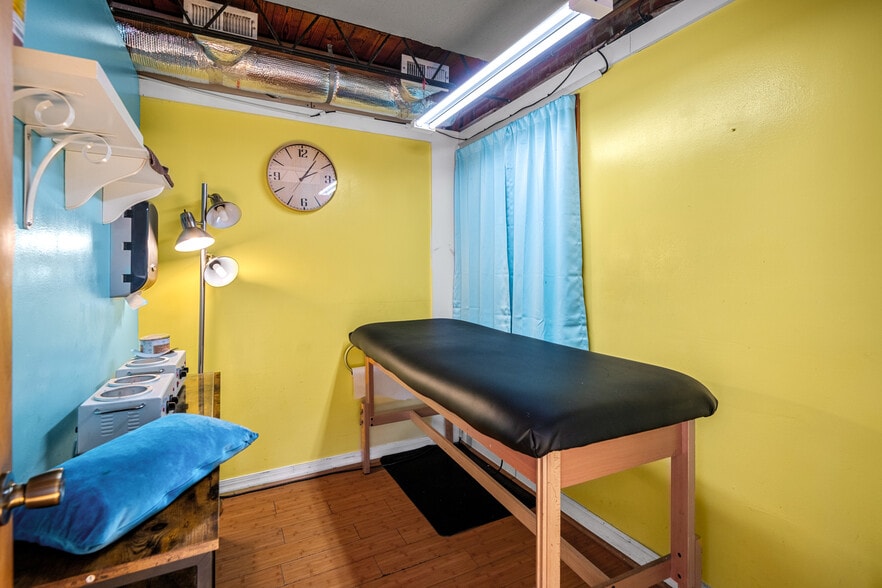 More Photos Of 10 S Crenshaw Ave, Richmond Freestanding For Lease