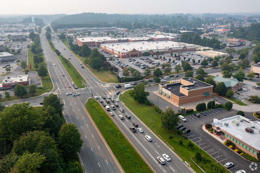 More Photos Of 585 Marketplace Dr, Bel Air Drugstore For Lease