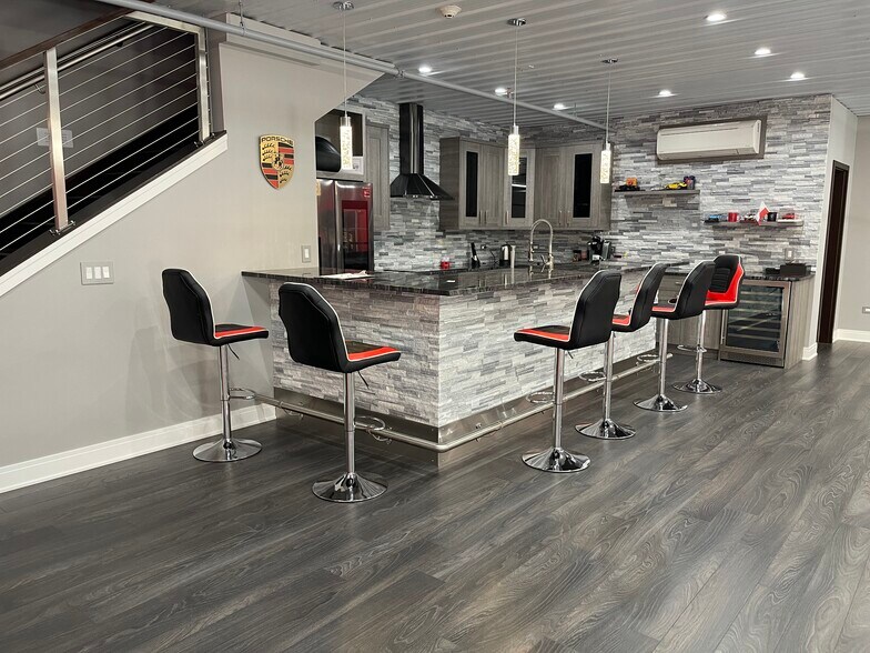 More Photos Of 2220 Ferry Rd, Naperville Showroom For Sale