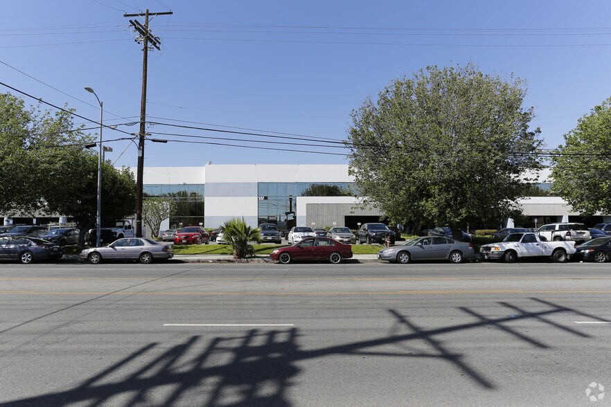 More Photos Of 15025-15055 Oxnard St, Van Nuys Warehouse For Lease