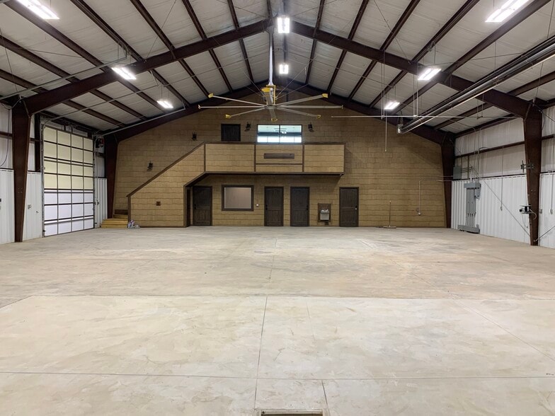 More Photos Of 395 NE 31st St, Newcastle Warehouse For Lease