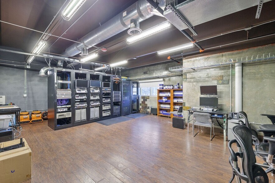 More Photos Of 11251 NW 20th St, Miami Showroom For Lease