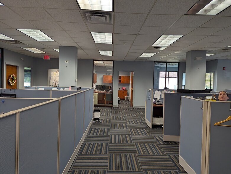 More Photos Of 2678 South Rd, Poughkeepsie Office For Lease