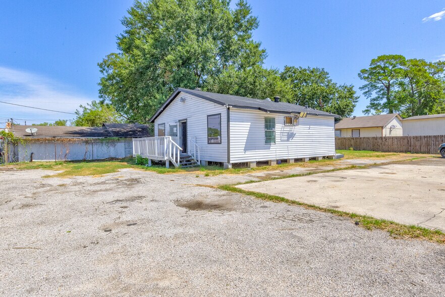 More Photos Of 8002-8004 Homestead, Houston Freestanding For Sale