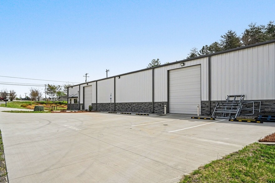 More Photos Of 215 Irvan Ct NW, Concord Flex For Lease