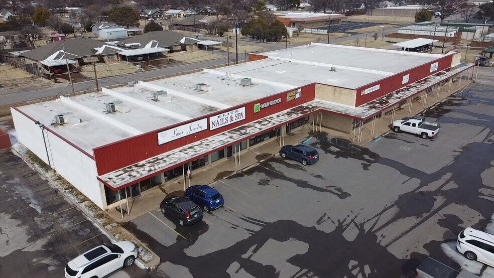 More Photos Of 400 W Park Ave, Iowa Park General Retail For Lease