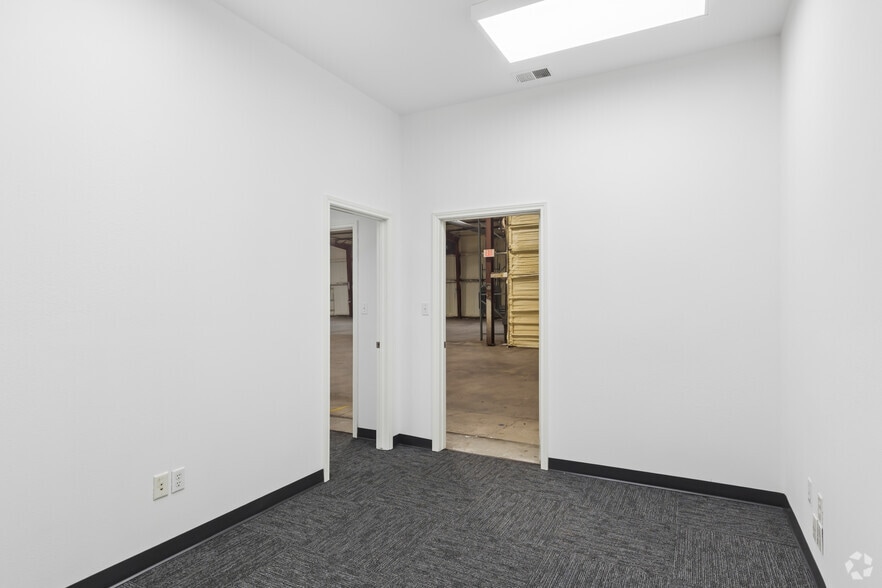 More Photos Of 1716 Shady Oaks Dr, Denton Warehouse For Lease