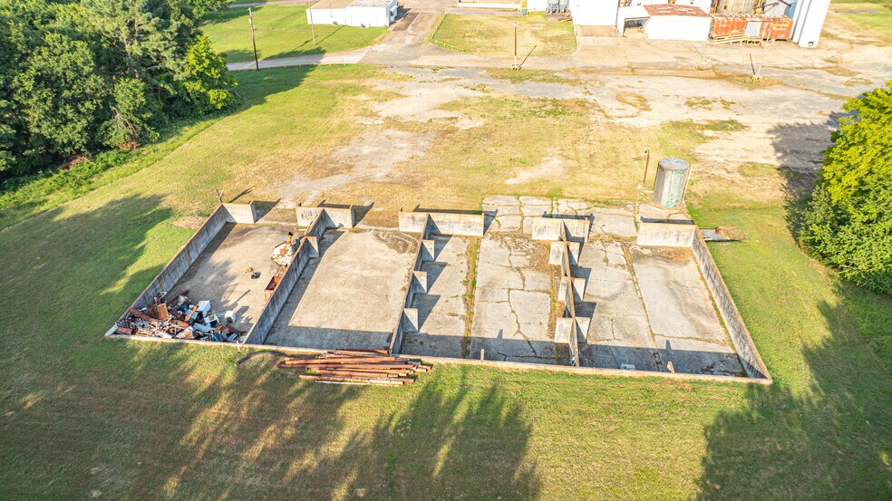 More Photos Of 220 Progress Blvd, Longview Warehouse For Sale