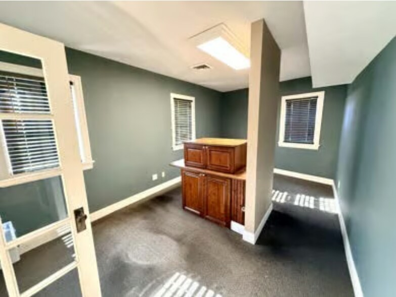 More Photos Of 206 W Elm St, Ozark Office For Sale