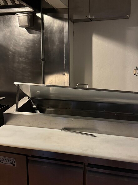 More Photos Of 215 W North Ave, Chicago Restaurant For Lease