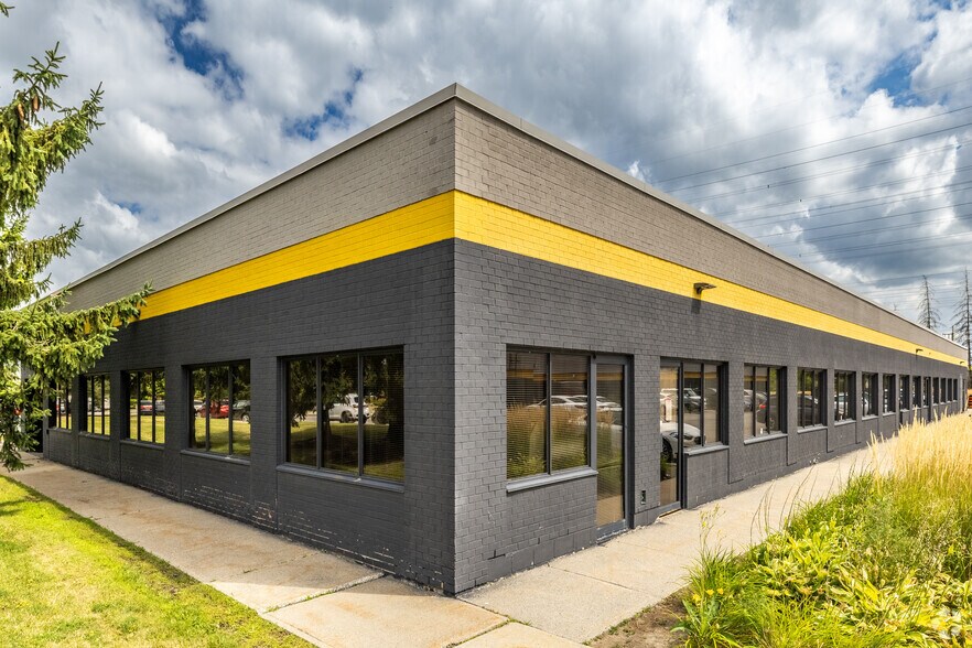More Photos Of 2305 St Laurent Blvd, Ottawa Office For Lease