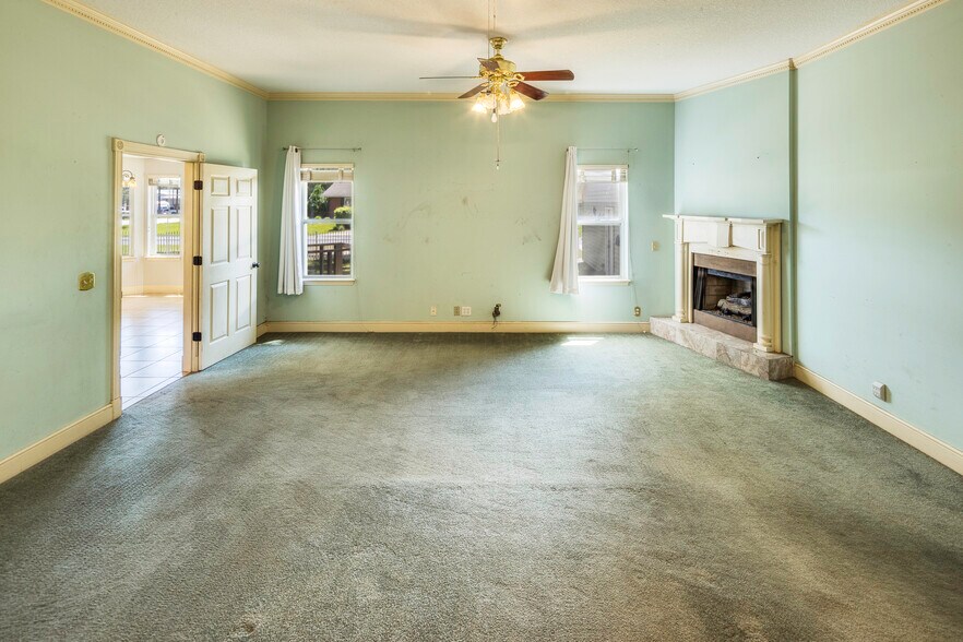 More Photos Of 290 E King Ave, Kingsland Office For Sale