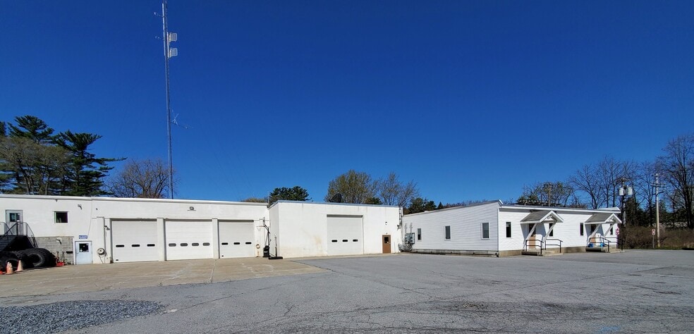 More Photos Of 238 Bay St, Queensbury Showroom For Lease