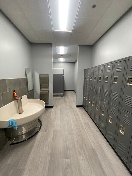 More Photos Of 13400 FYH Dr, Huntley Truck Terminal For Lease