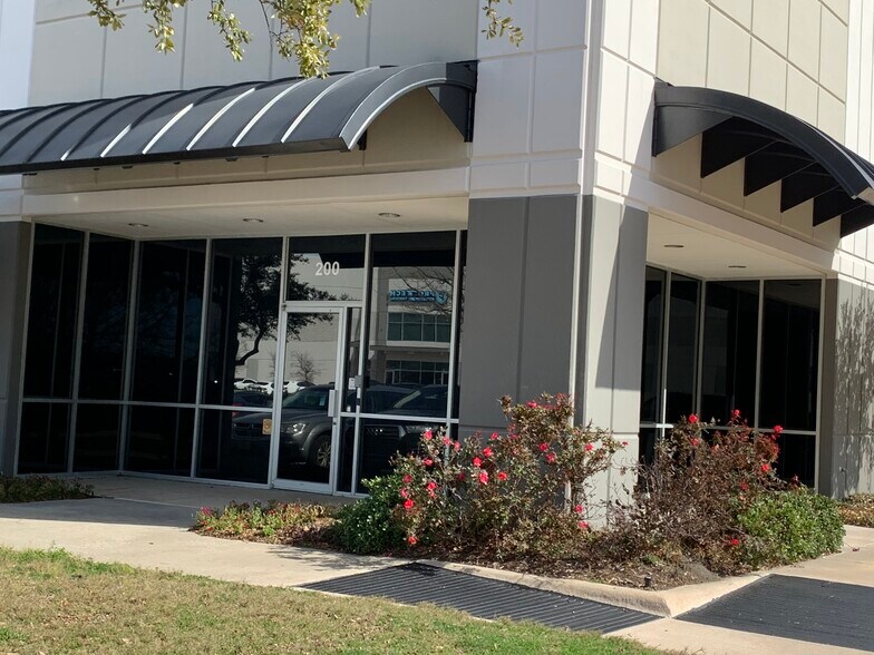 More Photos Of 1955 Lakeway Dr, Lewisville Showroom For Lease