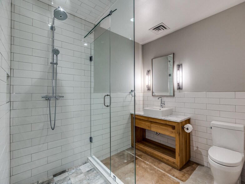 More Photos Of 2323 Farrington St, Dallas Warehouse For Sale