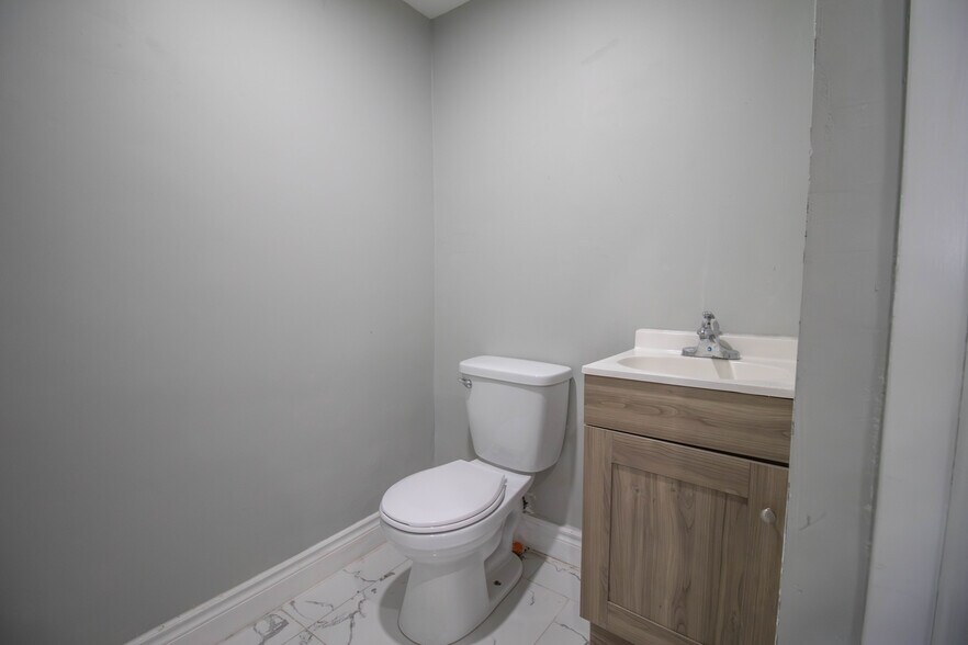 More Photos Of 5126 Victoria Ave, Niagara Falls Storefront Retail Residential For Lease