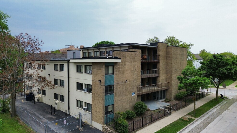 More Photos Of 2125 W Kilbourn Ave, Milwaukee Apartments For Sale