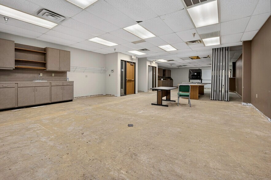 More Photos Of 1400 N Kennedy Ave, Shawnee Office For Sale