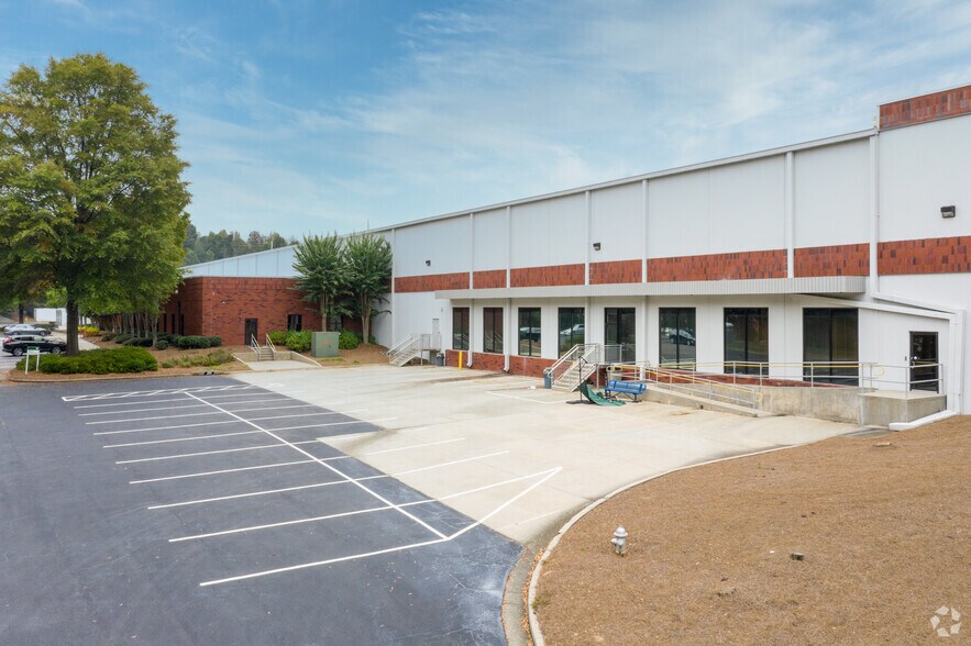 More Photos Of 300 Horizon Dr, Suwanee Warehouse For Lease