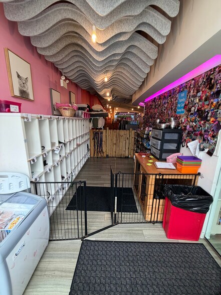 More Photos Of 819-823 W Eastman St, Chicago Freestanding For Lease