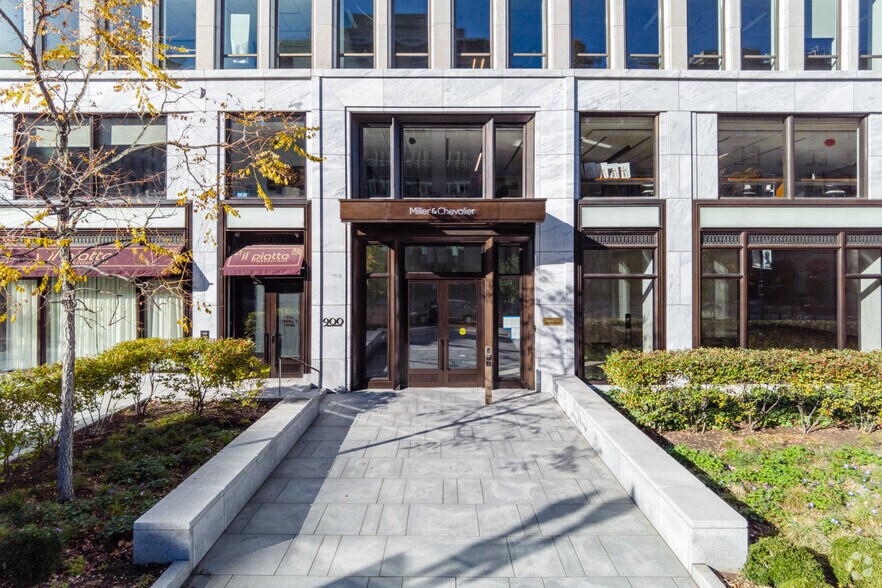 More Photos Of 900 16th St NW, Washington Office For Sale