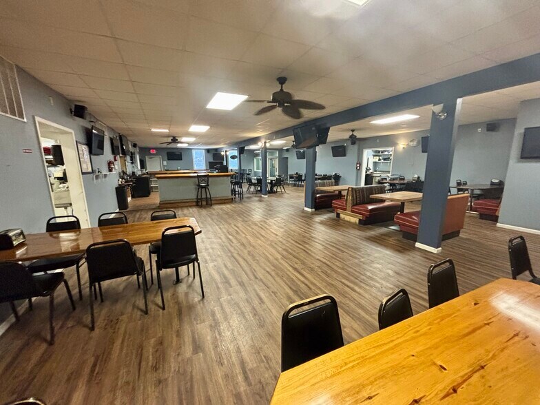 More Photos Of 106 E 4th St, Washington Restaurant For Sale