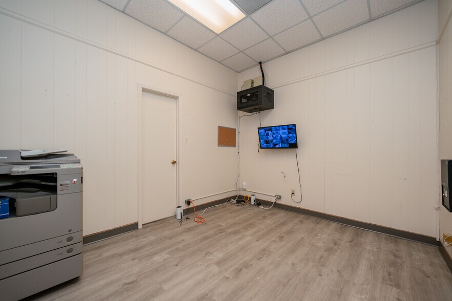 More Photos Of 1809 Alpine Rd, Longview Office For Sale