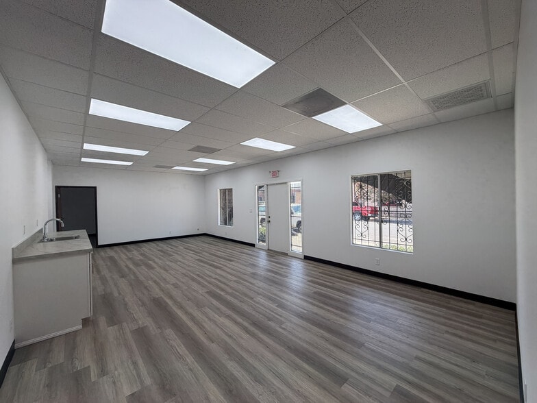 More Photos Of 15825 Stagg St, Van Nuys Warehouse For Lease
