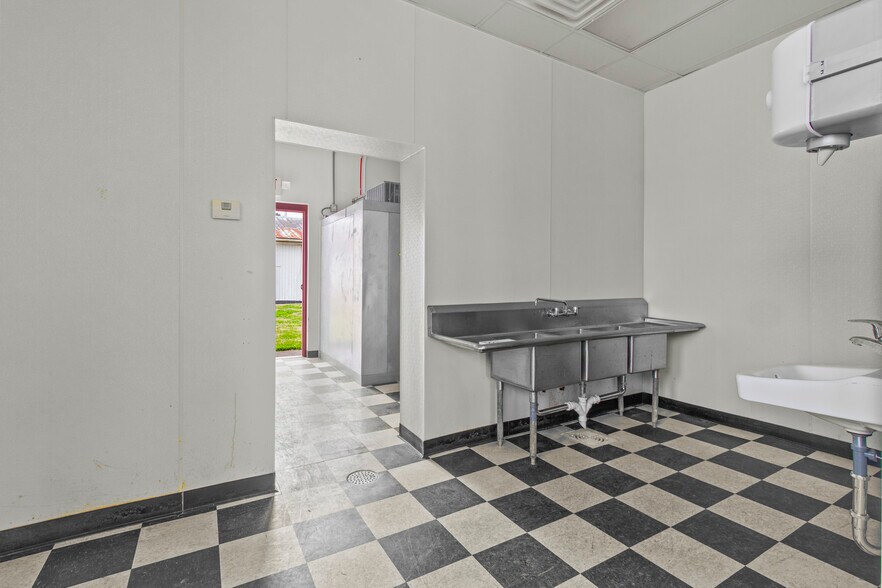 More Photos Of 470 N 4th St, Aurora Freestanding For Sale