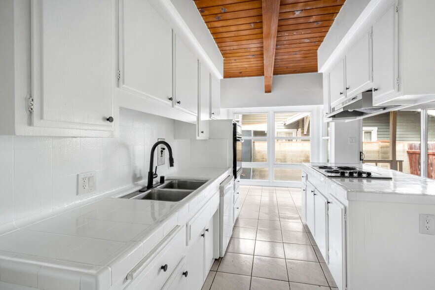 More Photos Of 125 E Buckthorn St, Inglewood Apartments For Sale