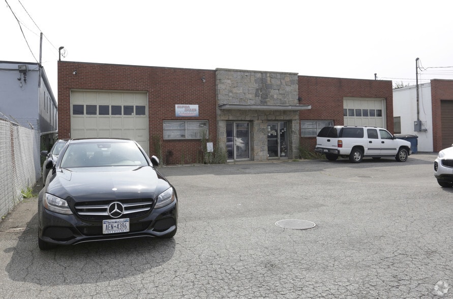 More Photos Of 11 Sarah Dr, Farmingdale Warehouse For Lease