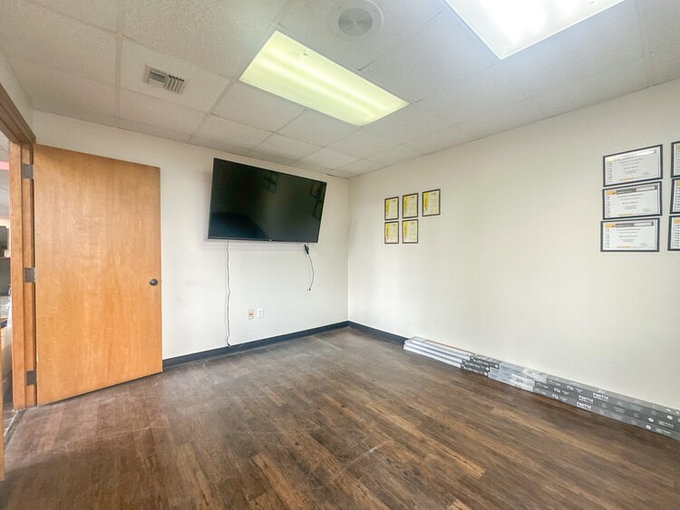 More Photos Of 3721 Highway 90 E, Broussard Light Distribution For Lease