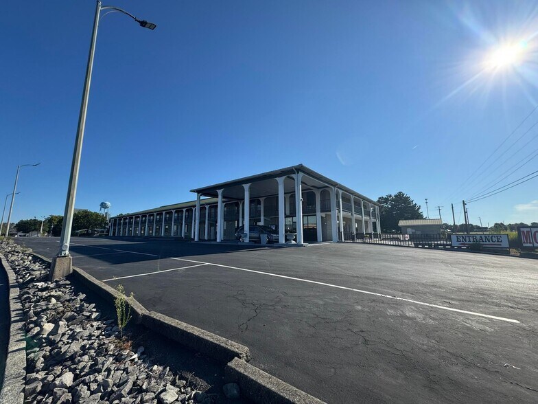 More Photos Of 990 Maple St, Russell Springs Hotel For Sale