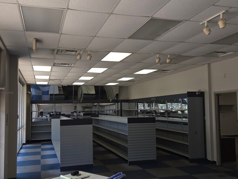 More Photos Of 3002 Lee Hwy, Bristol Freestanding For Lease