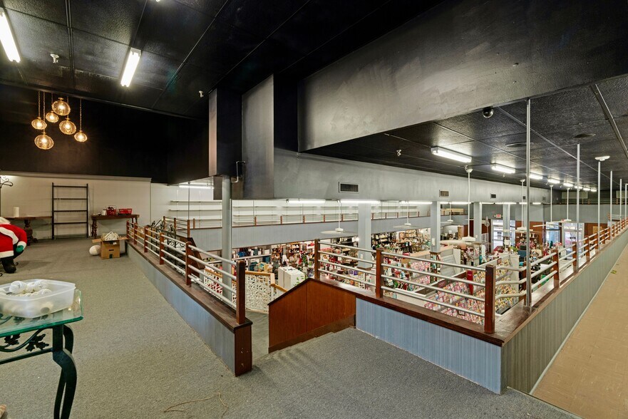 More Photos Of 20 North Plz, Paris General Retail For Sale